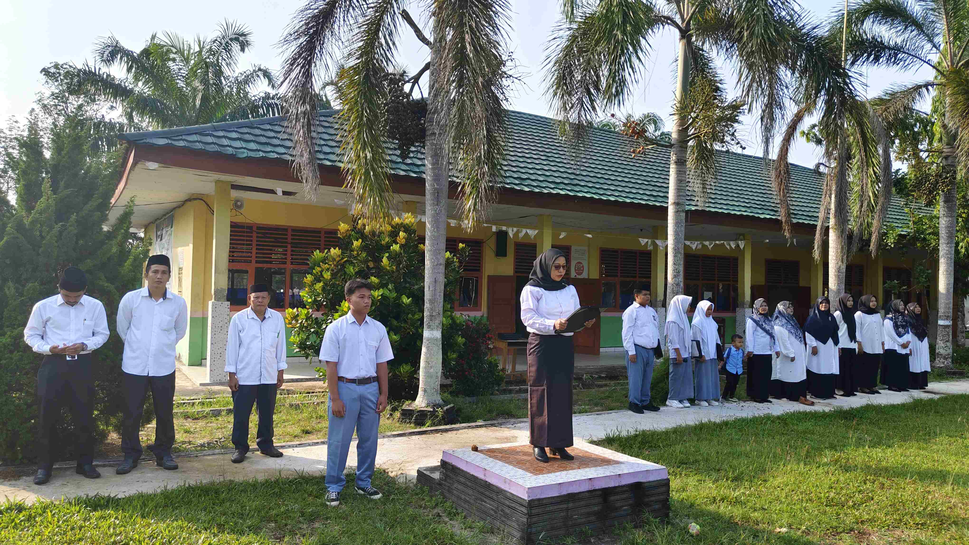 MAN 2 SAROLANGUN GELAR UPACARA HARI PAHLAWAN