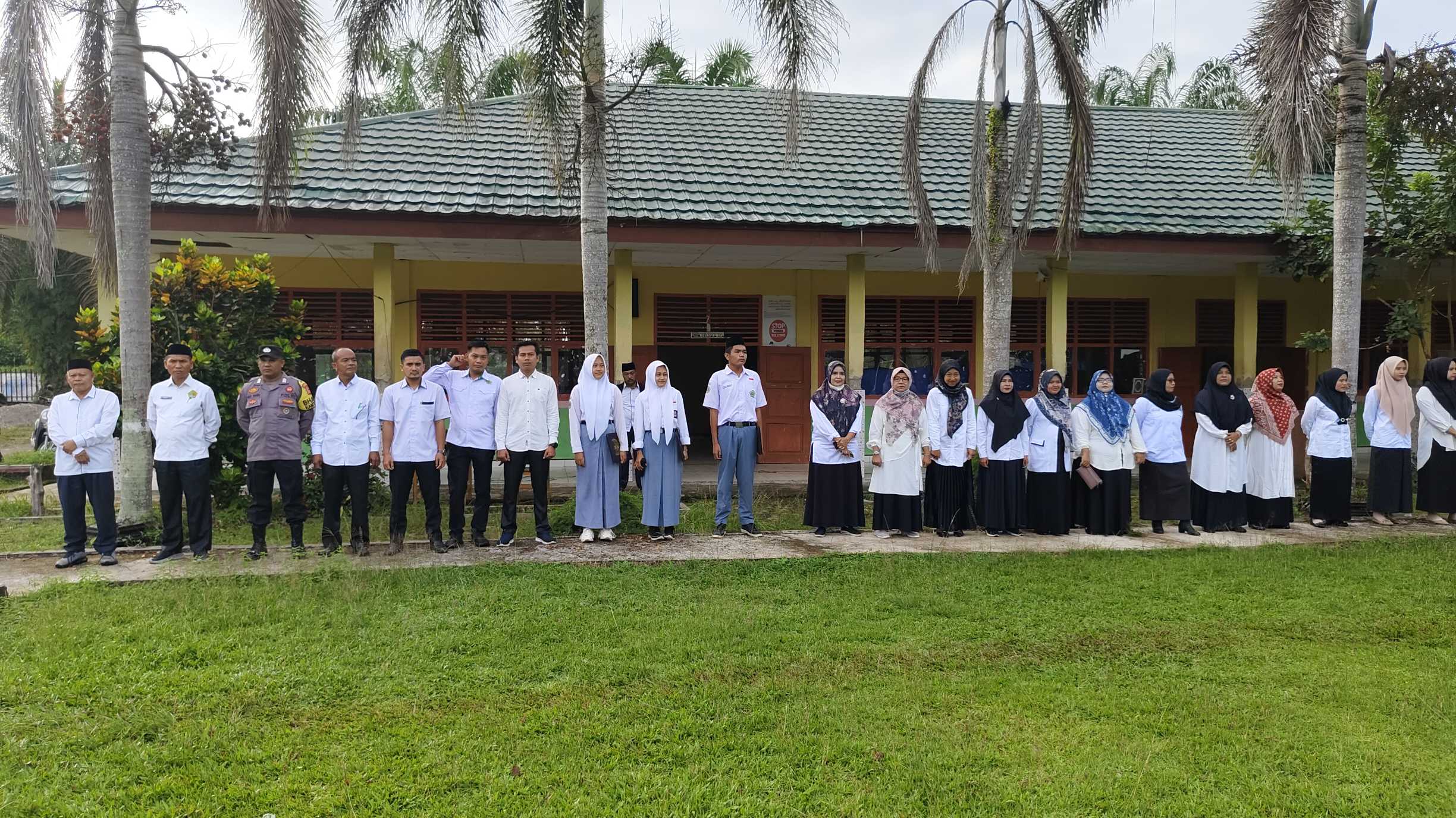 Upacara Bendera di MAN 2 Sarolangun Dengan Pembina Bhabinkamtibmas Kepolisian Sektor Bathin VIII