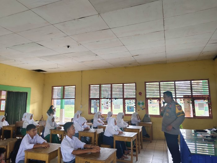 Hari Kedua MATAMUDA MAN 2 Sarolangun, Bhabinkamtibmas Polsek Bathin VIII Berikan Edukasi Pencegahan Kenakalan Remaja Hari Kedua MATAMUDA MAN 2 Sarolangun, Bhabinkamtibmas Polsek Bathin VIII Berikan Edukasi Pencegahan Kenakalan Remaja