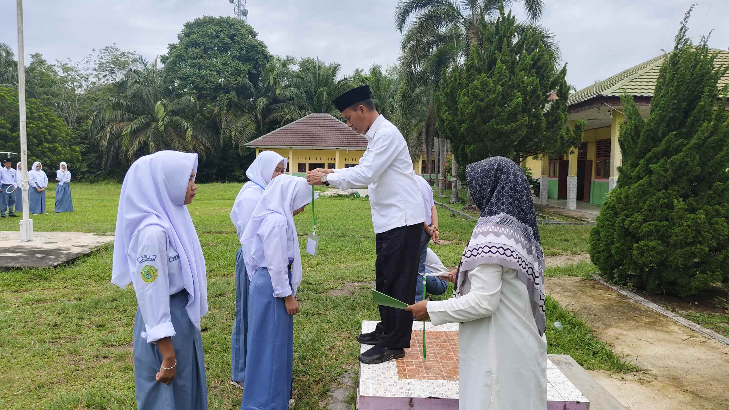 Kepala MAN 2 Sarolangun Pimpin Apel Pembukaan Ujian Semester Ganjil