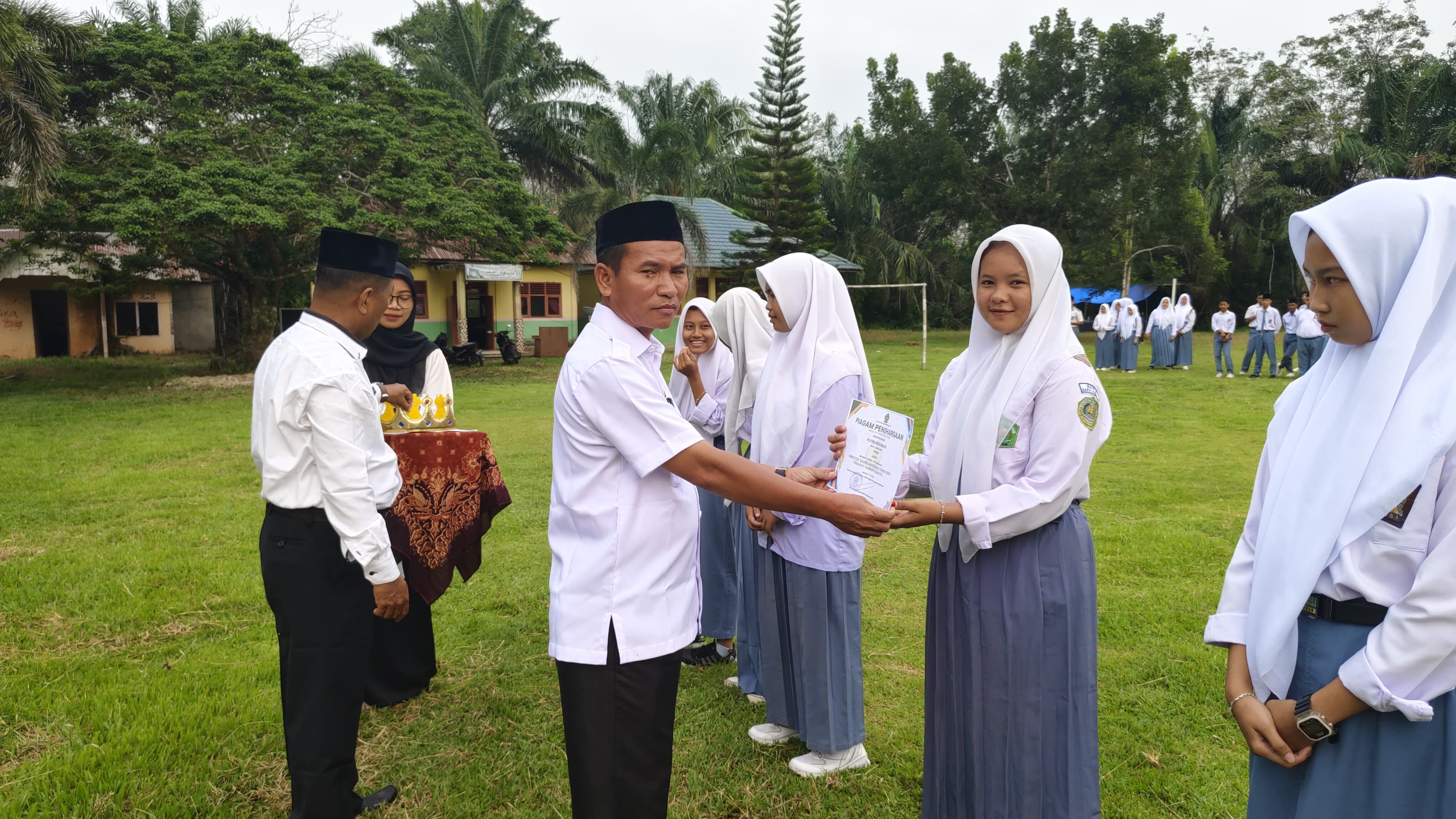 Kepala MAN 2 SAROLANGUN Serahkan Piagam Penghargaan Peserta KSM tahun 2024 Tingkat Kabupaten