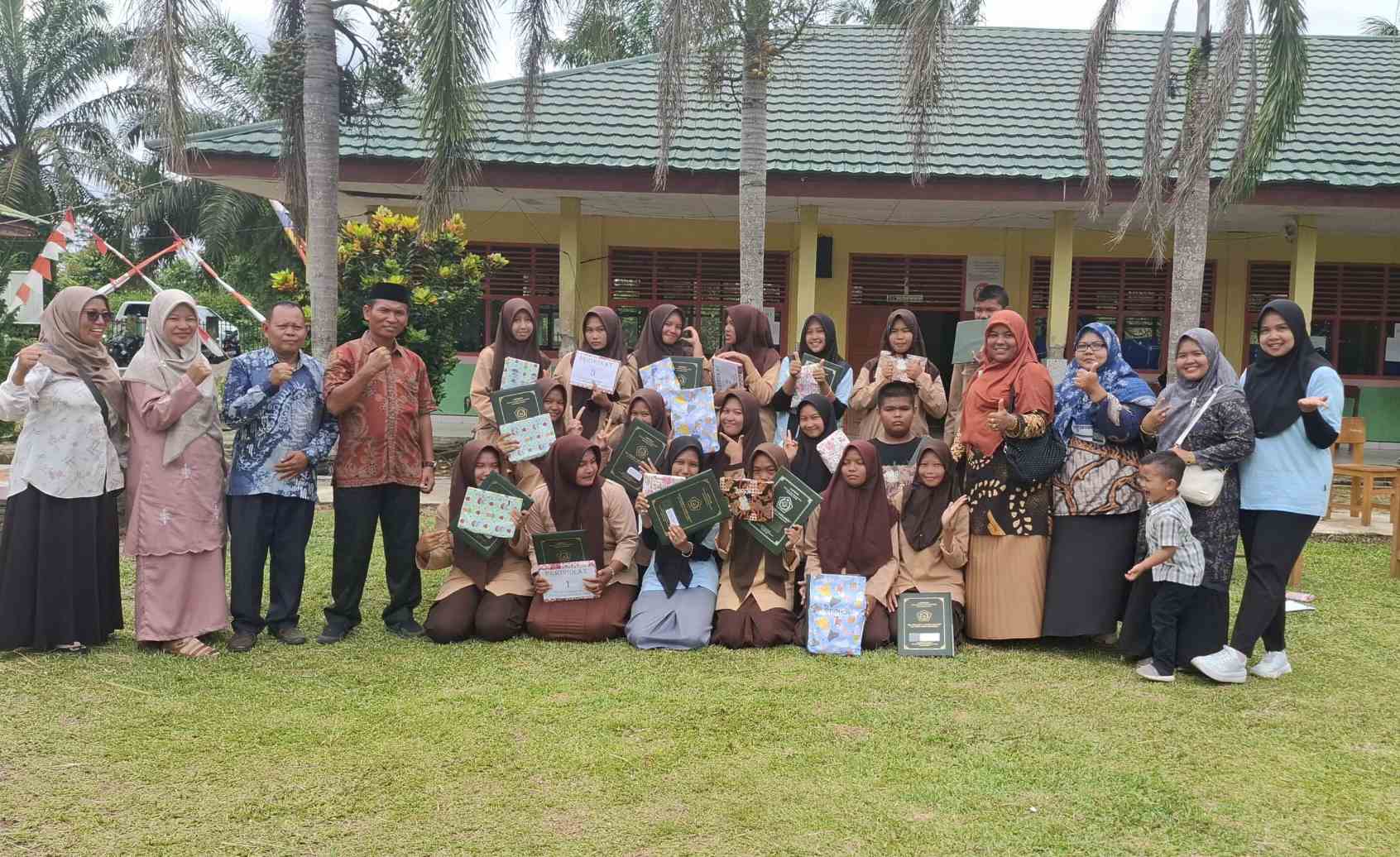 Penerimaan Raport Semester Ganjil TP 2024/2025 di MAN 2 Sarolangun
