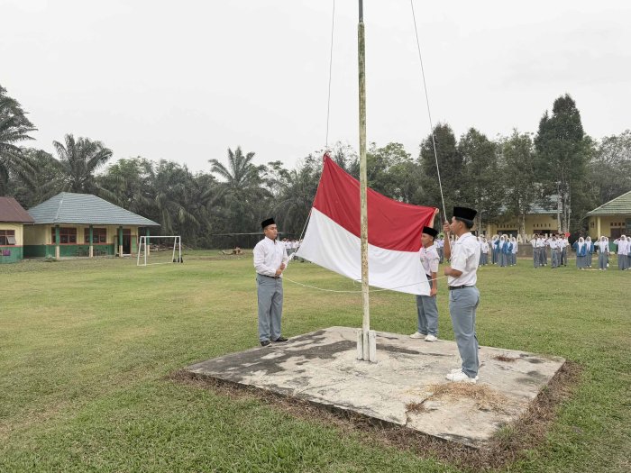 Upacara Bendera Hari Senin, MAN 2 Sarolangun Tanamkan Disiplin dan Semangat Kebangsaan
