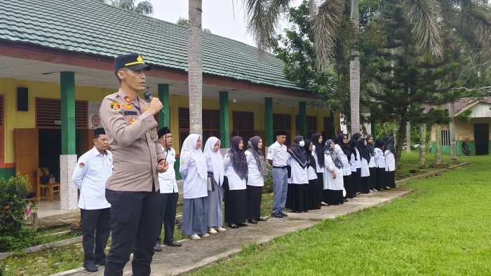 Upacara Bendera MAN 2 Sarolangun Bersama Kapolsek Bathin VIII: Siswa Diajak Jauhi Geng Motor, Judi Online dan Narkoba Upacara Bendera MAN 2 Sarolangun Bersama Kapolsek Bathin VIII: Siswa Diajak Jauhi Geng Motor, Judi Online dan Narkoba