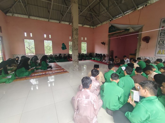 Yasinan Jum'at Pagi, MAN 2 Sarolangun Tanamkan Nilai Religius kepada Siswa Yasinan Jum'at Pagi, MAN 2 Sarolangun Tanamkan Nilai Religius kepada Siswa